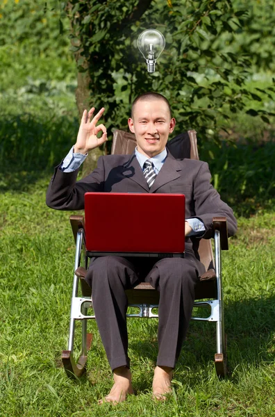 Empresario trabajando al aire libre — Foto de Stock