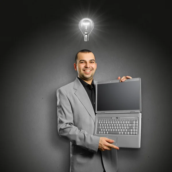 Ideia Conceito homem de negócios com laptop aberto em suas mãos — Fotografia de Stock