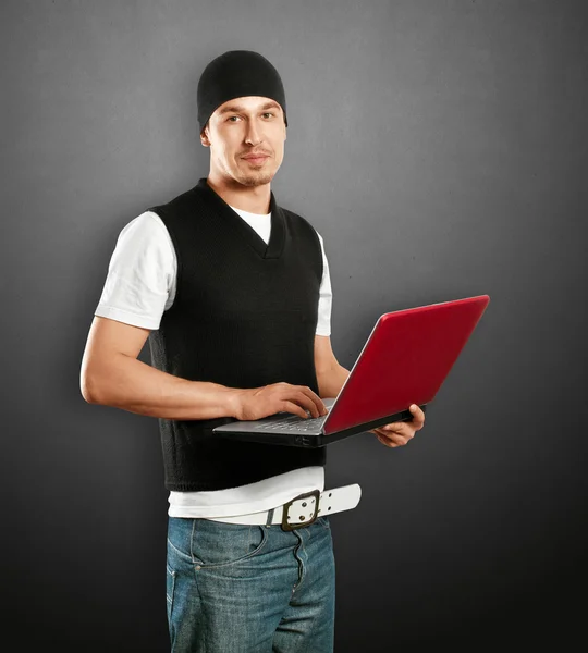 Молодой человек с ноутбуком — стоковое фото