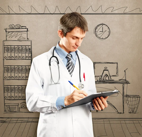 Medico uomo con scrivere bordo — Foto Stock