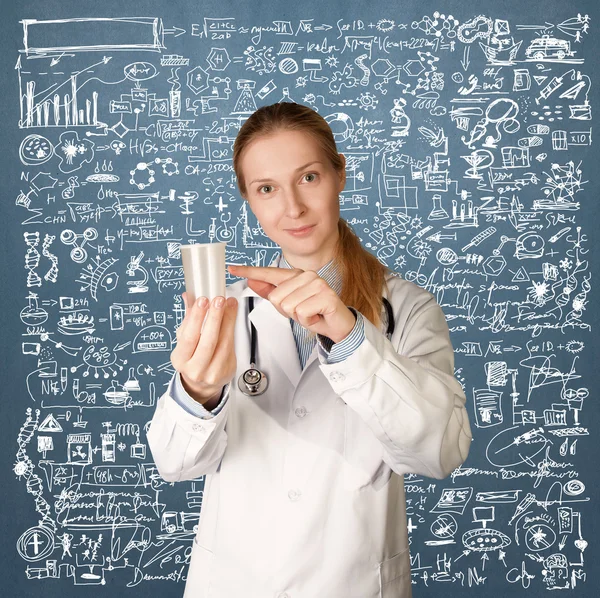 Doktor žena s pohár pro analýzu — Stock fotografie