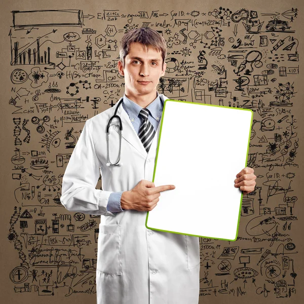 Medico uomo con scrivere bordo — Foto Stock