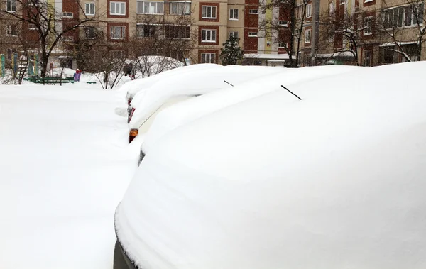 Auto 's bedekt met sneeuw — Stockfoto