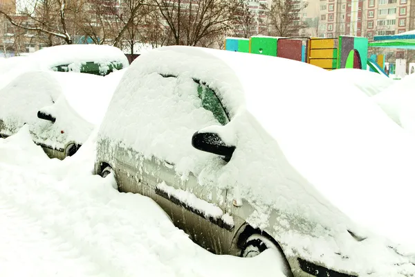 Coches cubiertos de nieve — Foto de Stock