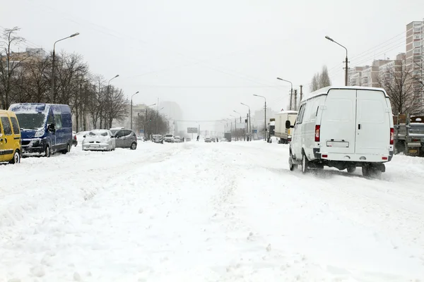 Автомобілі, вкриті снігом — стокове фото