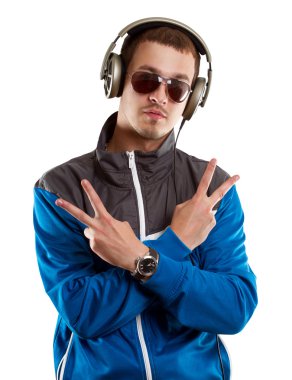 kulaklıklar ile gözlüklü adam