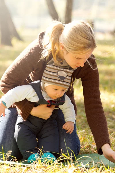 Baby buitenshuis — Stockfoto