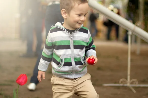 Kleine jongen met Pasen eieren — Stockfoto