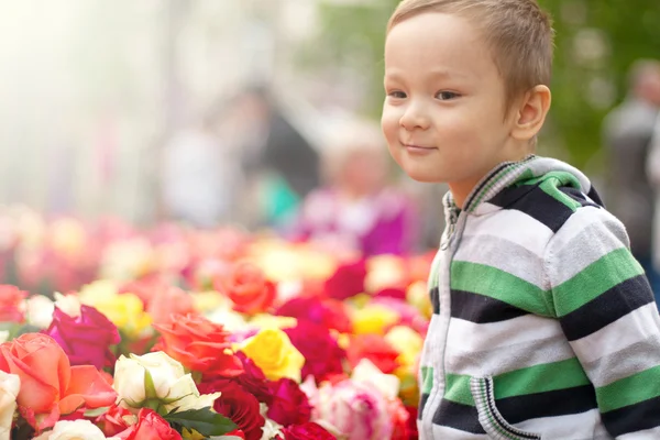 Little Boy With   Flowers — Stock Photo, Image