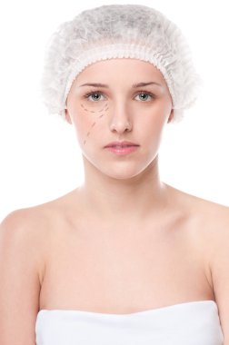 Şevval Özçelik Güzellik kadın yüzüne düzeltme satırları çizmek