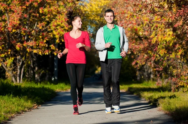 Jonge man en vrouw jogiing — Stockfoto