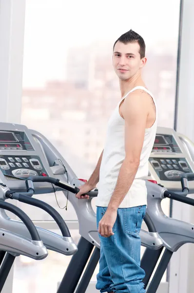 Hombre en el gimnasio haciendo ejercicio. Corre. . —  Fotos de Stock