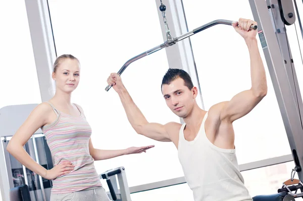 Gym man och kvinna gör övning — Stockfoto