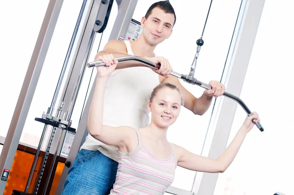 Тренажерный зал мужчина и женщина делают упражнения — стоковое фото