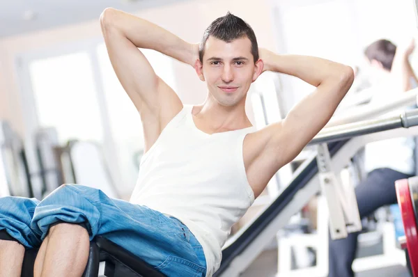 Jeune homme faisant des exercices au gymnase — Photo