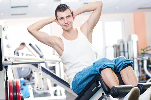 在健身房锻炼的年轻男子 — 图库照片