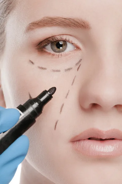 Beautician dibujar líneas de corrección en la cara de la mujer —  Fotos de Stock
