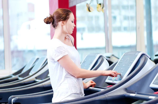 Jovem mulher desportiva correr na máquina — Fotografia de Stock