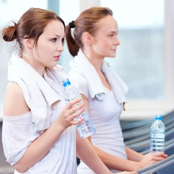 Femmes boire de l'eau après le sport — Photo