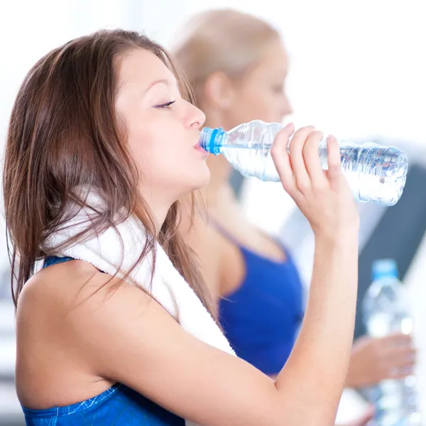 Women drinking water after sports — Stock Photo, Image