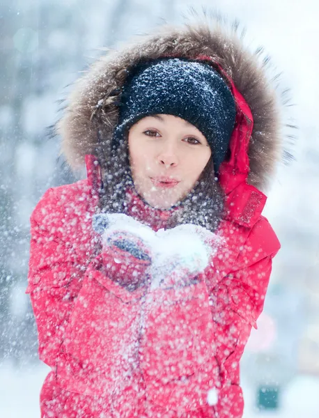 Giovane donna felice gioca con una neve — Foto Stock