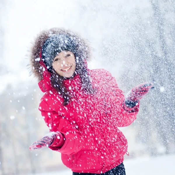 Jovem feliz brinca com uma neve — Fotografia de Stock