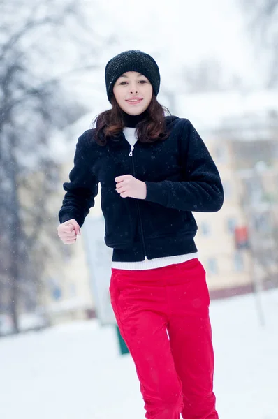 Jeune fille courant sur une froide journée d'hiver — Photo