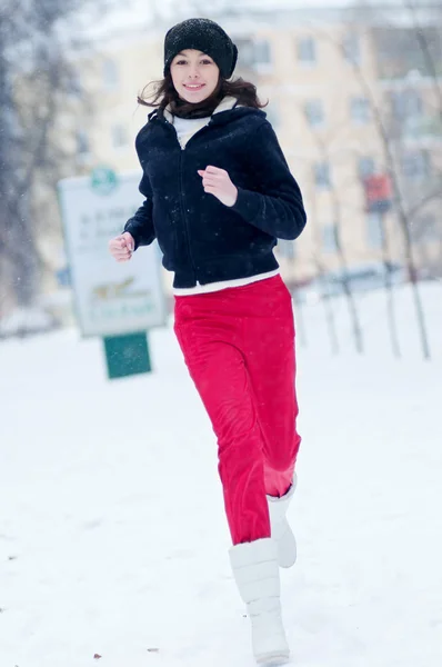 Jeune fille courant sur une froide journée d'hiver — Photo