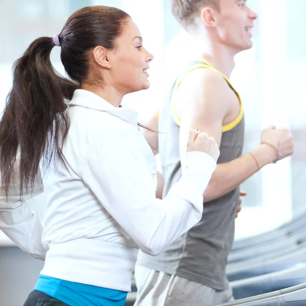 Mulher e homem no ginásio exercício — Fotografia de Stock