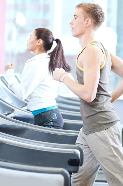 Mulher e homem no ginásio exercício — Fotografia de Stock