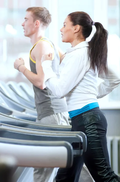 Mulher e homem no ginásio exercício — Fotografia de Stock