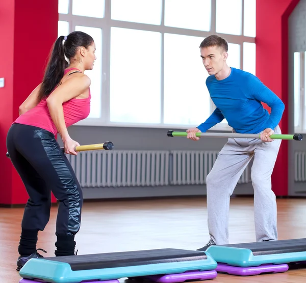 Hombre y mujer en el gimnasio haciendo estiramiento — Foto de Stock