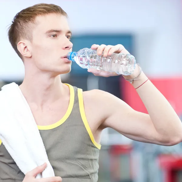 Человек пьет воду после занятий спортом — стоковое фото