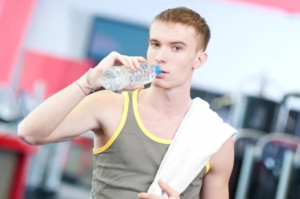 Man drinkwater na sport — Stockfoto