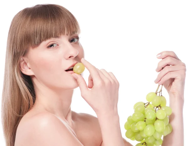 Mulher bonita com uva verde — Fotografia de Stock