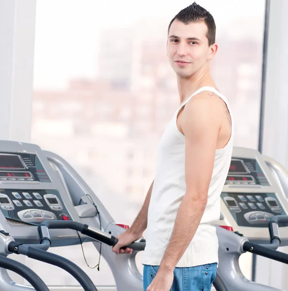 Hombre en el gimnasio haciendo ejercicio. Corre. . — Foto de Stock