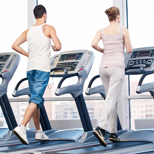 女人和男人在健身房锻炼. — 图库照片