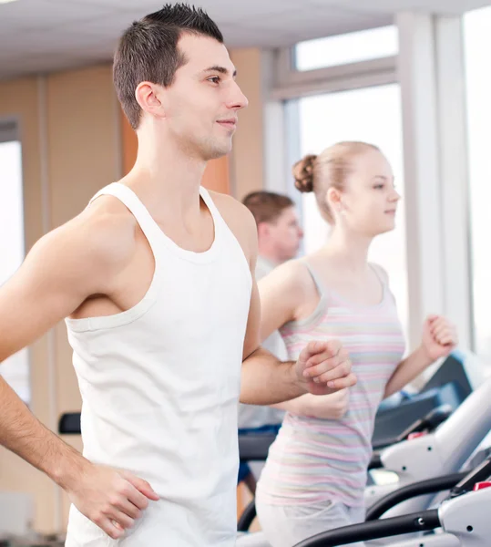 Hombre en el gimnasio haciendo ejercicio. Corre. . —  Fotos de Stock