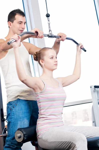 Ginásio homem e mulher fazendo exercício — Fotografia de Stock