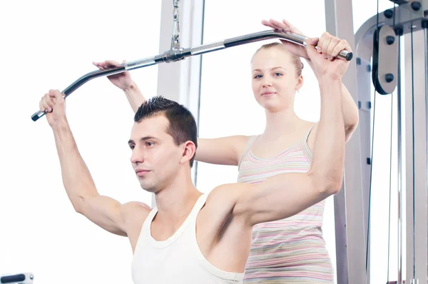 Tělocvična muž a žena, která dělá cvičení — Stock fotografie