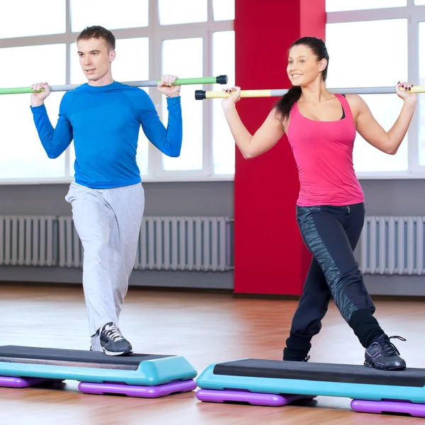 Homme et femme au gymnase faisant des étirements — Photo