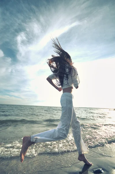 Donna sportiva che corre sulla costa del mare — Foto Stock