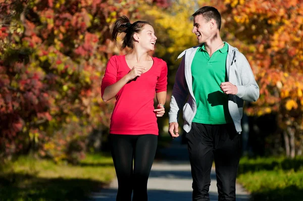 Young man and woman running — Stock Photo, Image