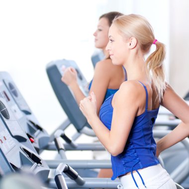 spor salonunda makinesinde iki genç kadın