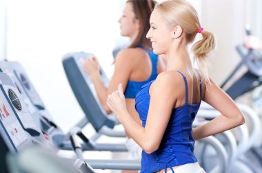 spor salonunda makinesinde iki genç kadın