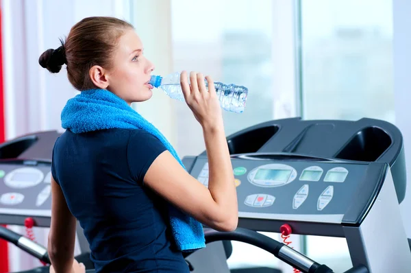 Woman at the gym drinking water — Stock Photo, Image