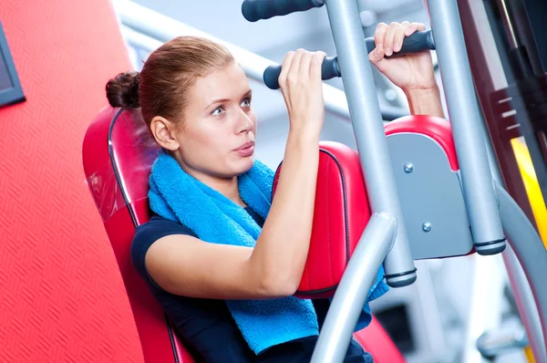 Femme au gymnase faisant de l'exercice — Photo