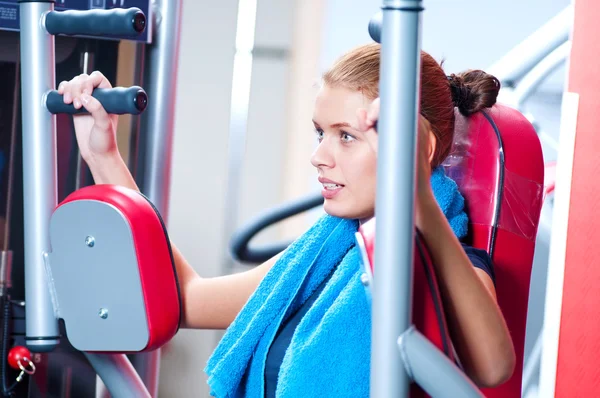 Vrouw aan de gym uitoefening — Stockfoto