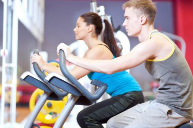 kardiyo yaparak spor eğitim Bisiklete binme