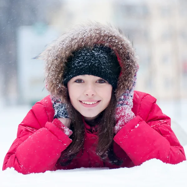 Jovem feliz brinca com uma neve — Fotografia de Stock